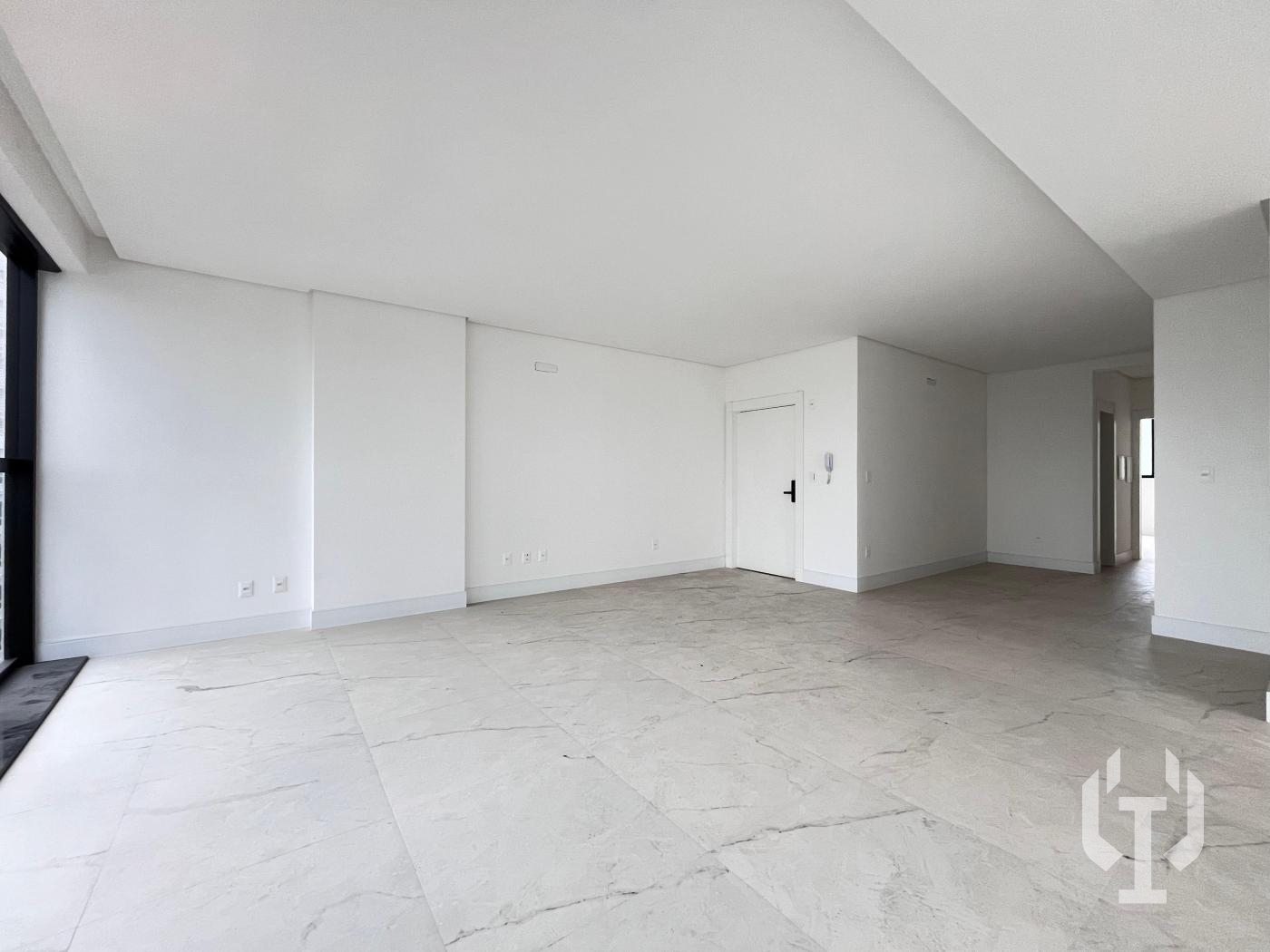  - Apartamento para Venda em Itapema, Meia Praia, 3 dormitórios, 3 suítes, 3 vagas