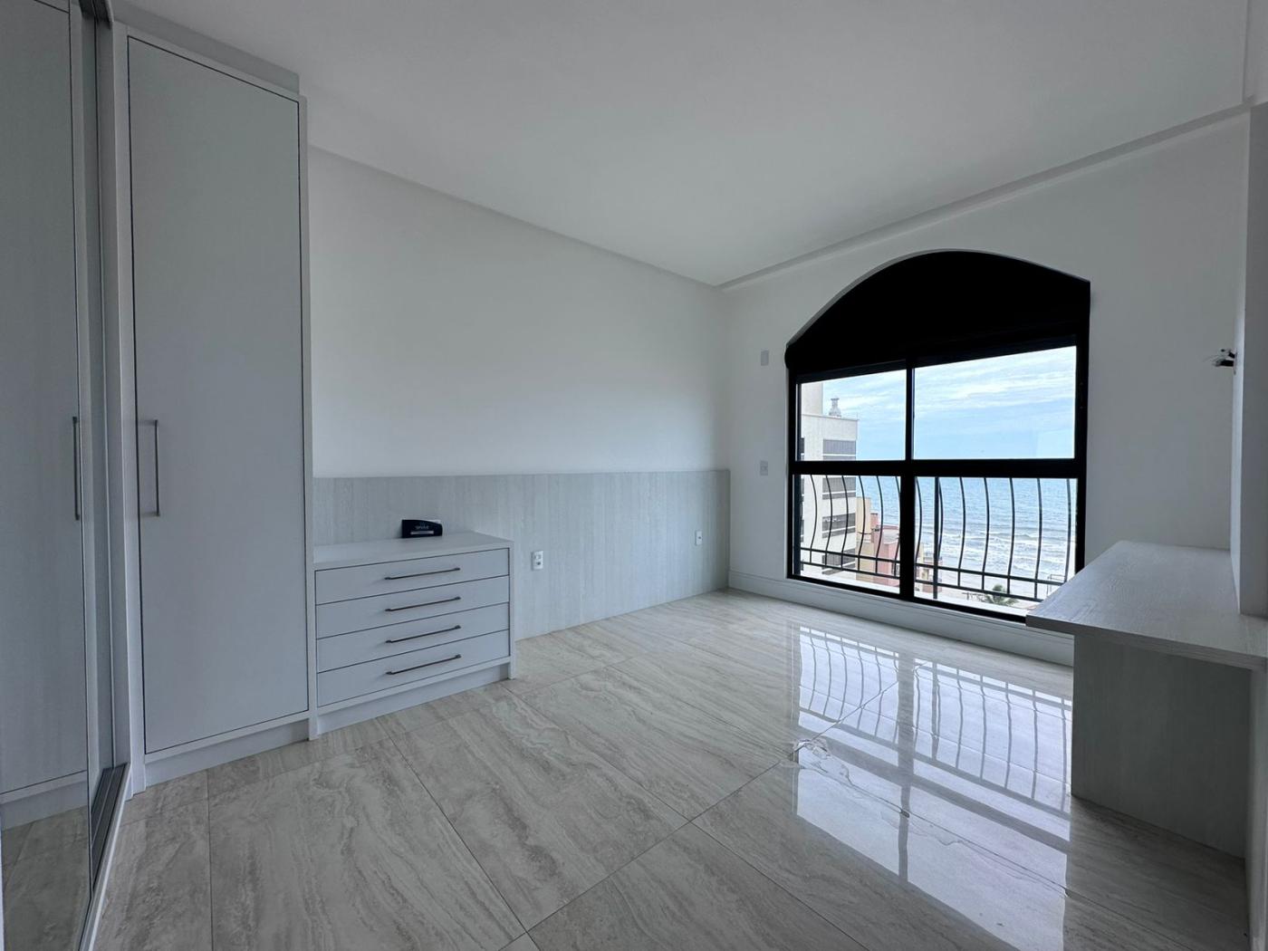  - Apartamento para Venda em Itapema, Meia Praia, 3 dormitórios, 3 suítes, 2 vagas