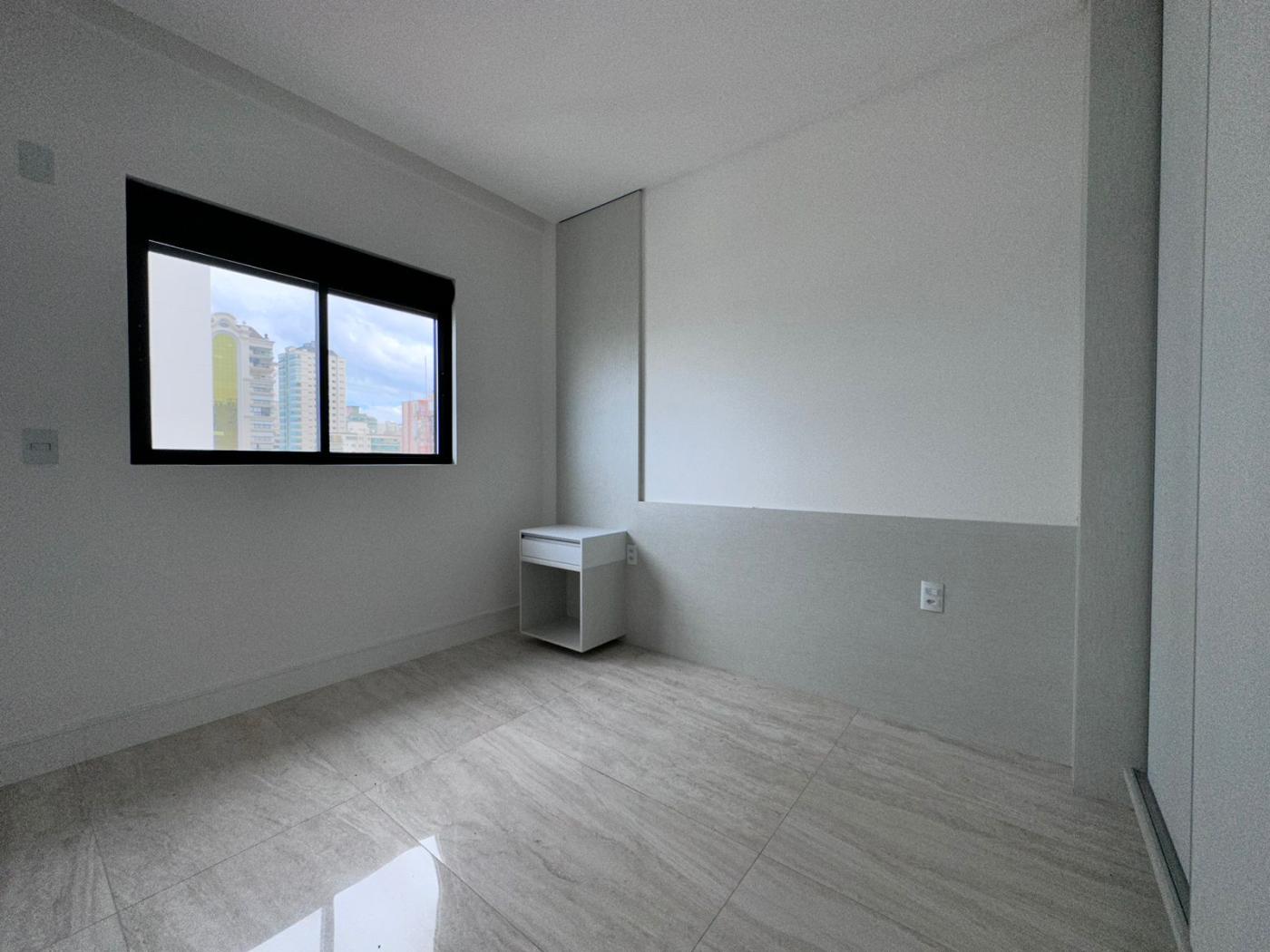  - Apartamento para Venda em Itapema, Meia Praia, 3 dormitórios, 3 suítes, 2 vagas