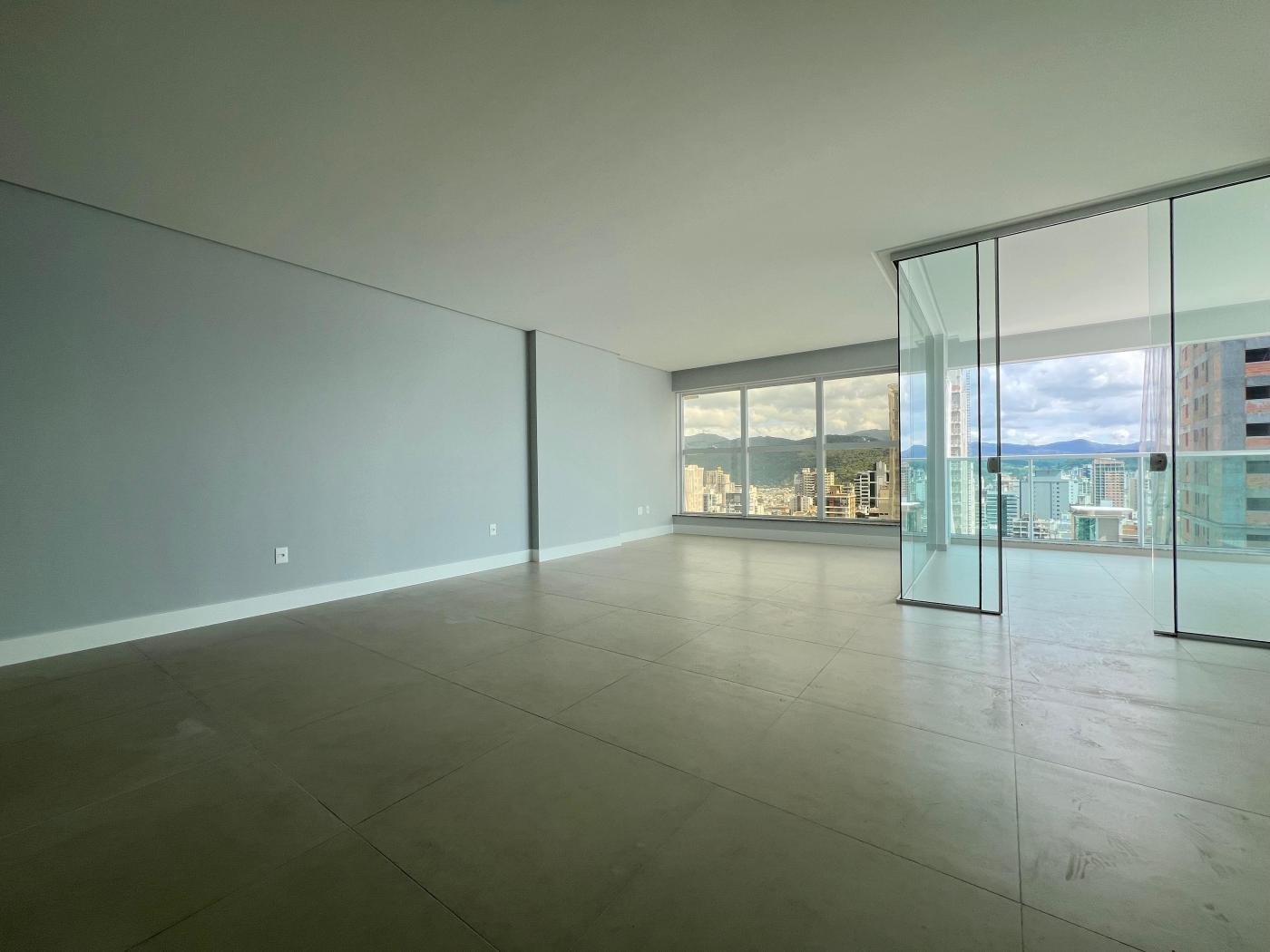  - Apartamento para Venda em Itapema, Meia Praia, 3 dormitórios, 3 suítes, 4 banheiros, 3 vagas