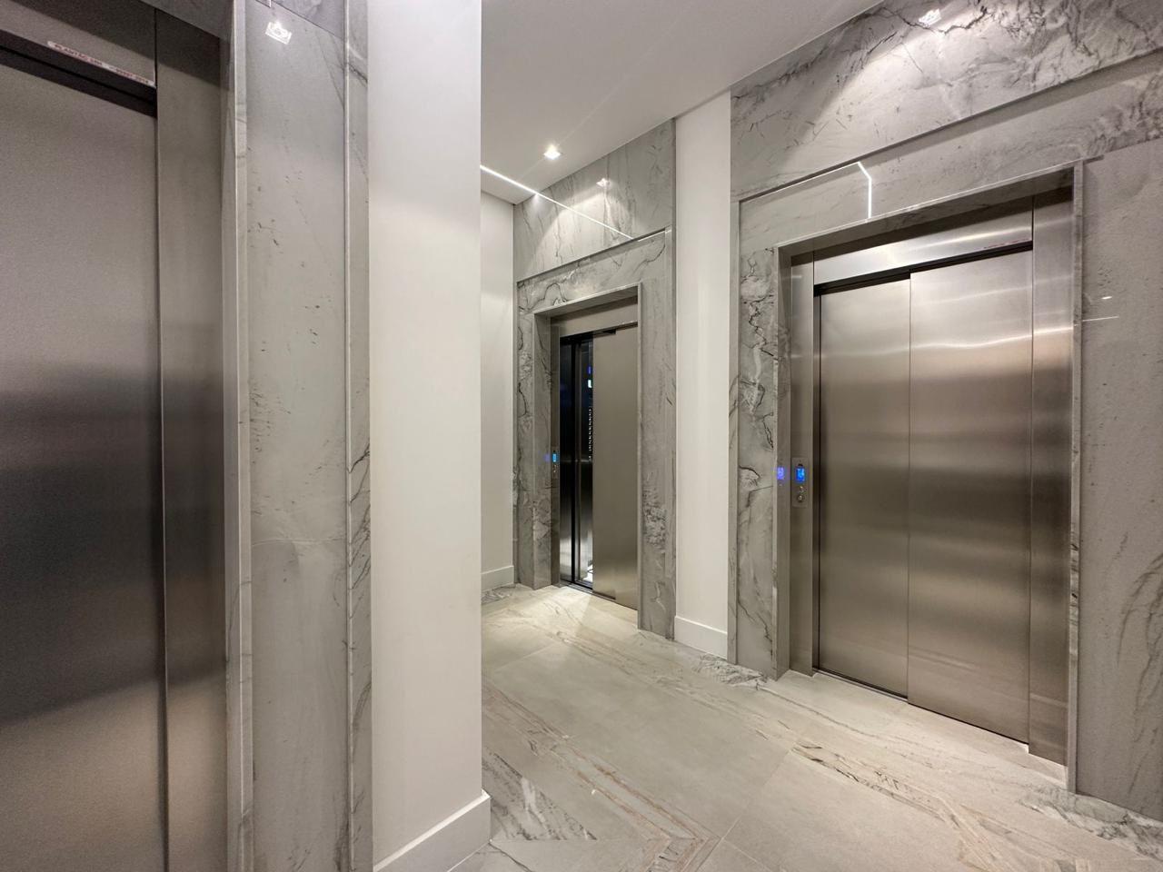  - Apartamento Mobiliado para Venda em Itapema, Meia Praia, 3 dormitórios, 3 suítes, 4 banheiros, 6 vagas