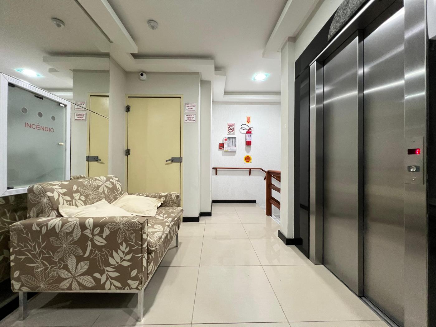  - Apartamento Mobiliado para Venda, Meia Praia, 3 dormitórios, 3 suítes, 4 banheiros, 2 vagas