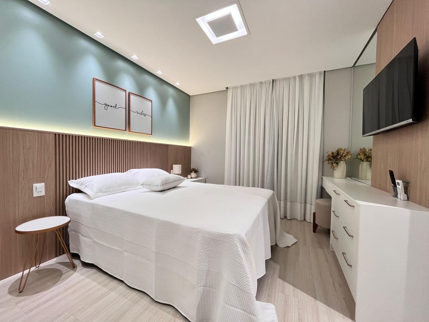  - Apartamento para Venda em Itapema, Meia Praia, 3 dormitórios, 3 suítes, 4 banheiros, 2 vagas