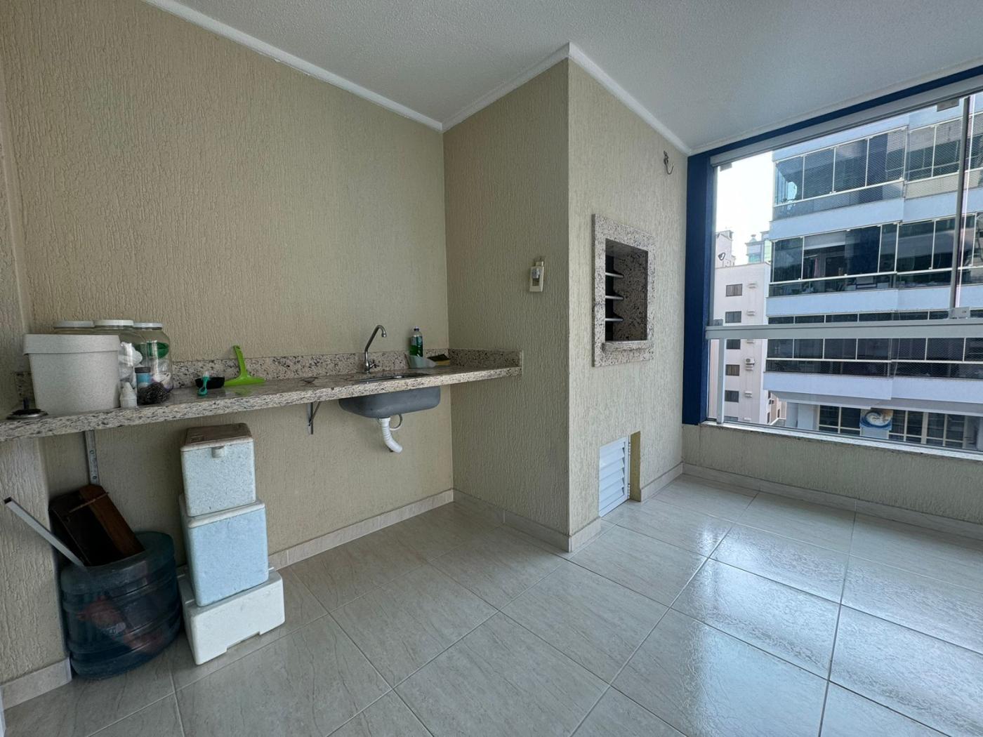 - Apartamento para Venda em Itapema, Meia Praia, 4 dormitórios, 1 suíte, 2 banheiros, 2 vagas