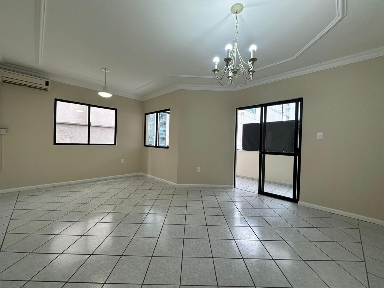 Apartamento à venda com 3 quartos, 110m² - Meia Praia,Itapema