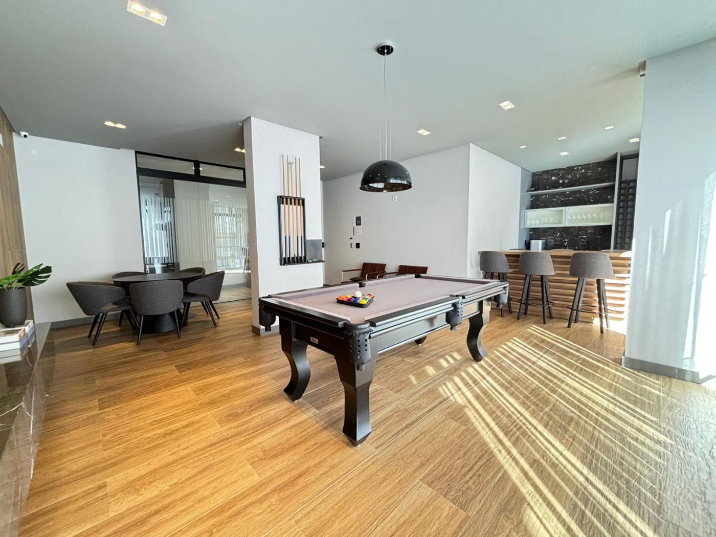  - Apartamento para Venda em Itapema, Meia Praia, 4 dormitórios, 4 suítes, 5 banheiros, 4 vagas