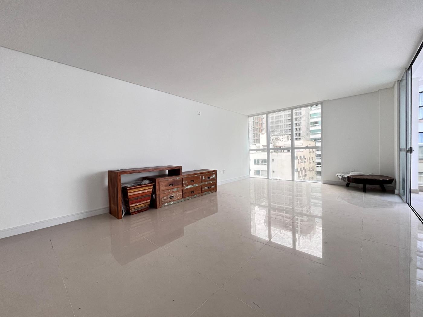 Apartamento à venda com 3 quartos, 120m² - Meia Praia,Itapema