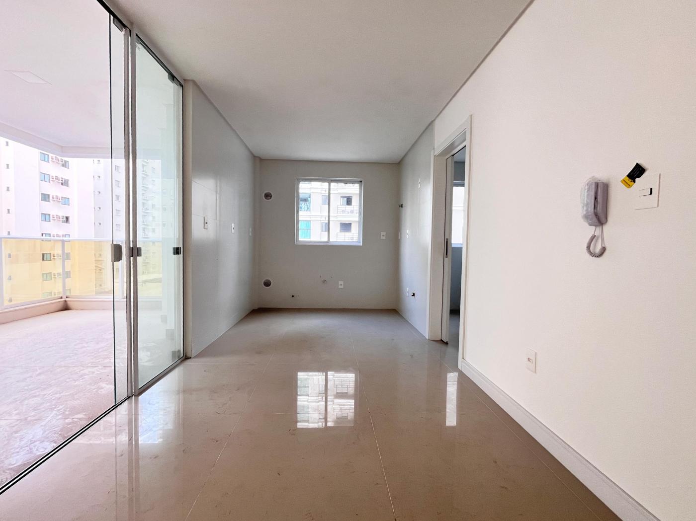  - Apartamento para Venda em Itapema, Meia Praia, 3 dormitórios, 3 suítes, 4 banheiros, 2 vagas