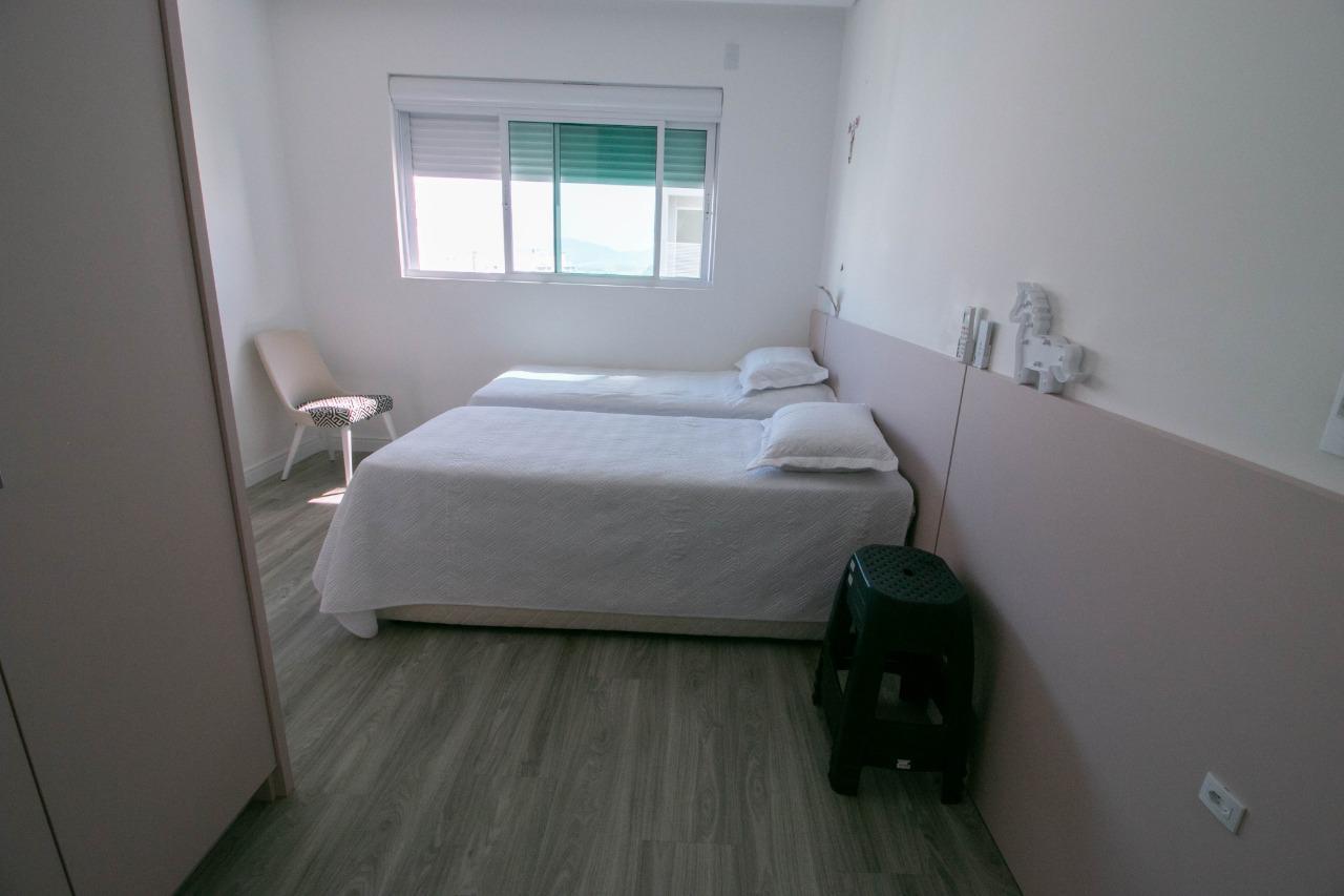  - Apartamento para Venda em Itapema, Meia Praia, 4 dormitórios, 4 suítes, 5 banheiros, 3 vagas