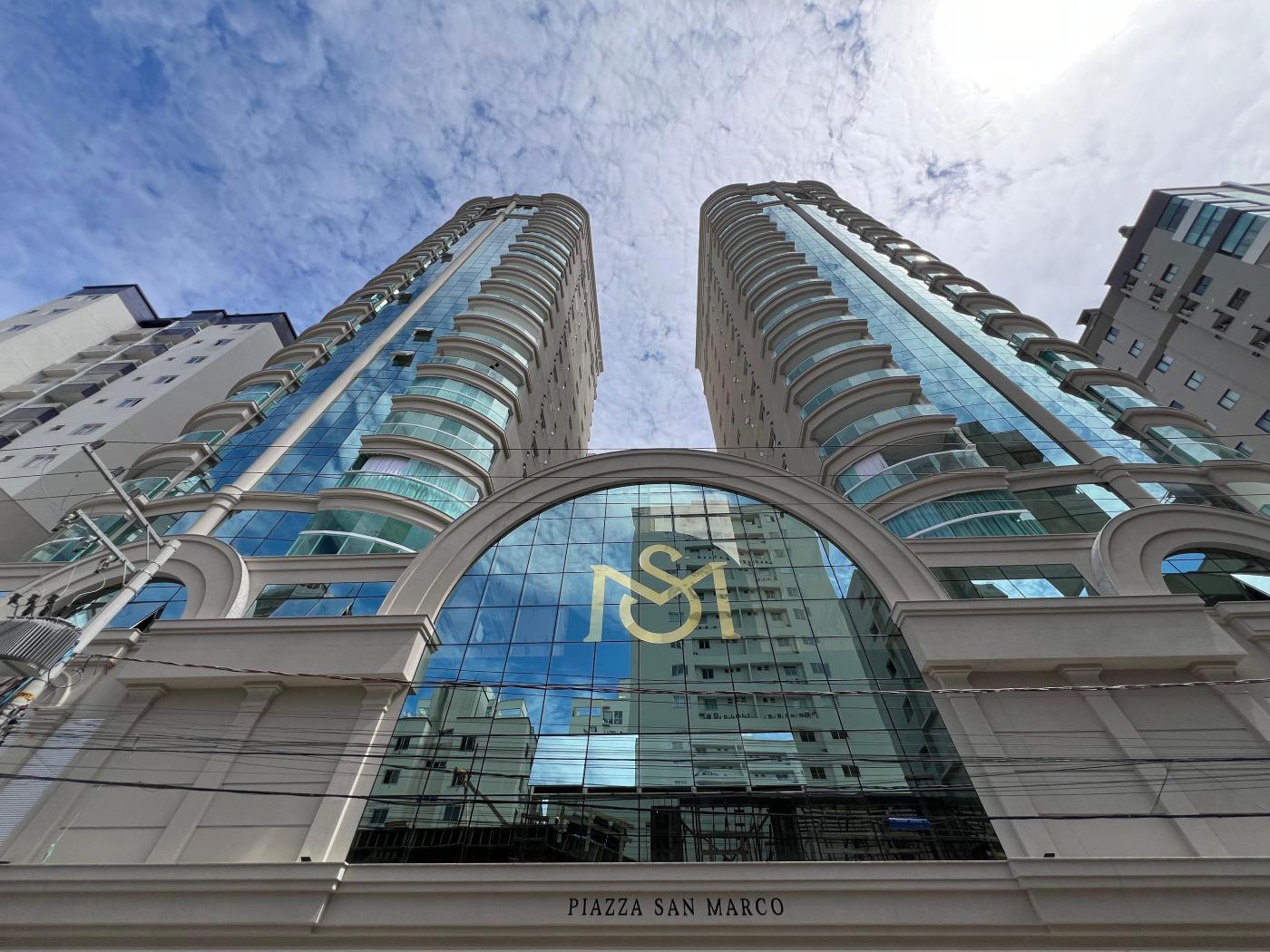 Apartamento à venda com 3 quartos, 129m² - Meia Praia,Itapema