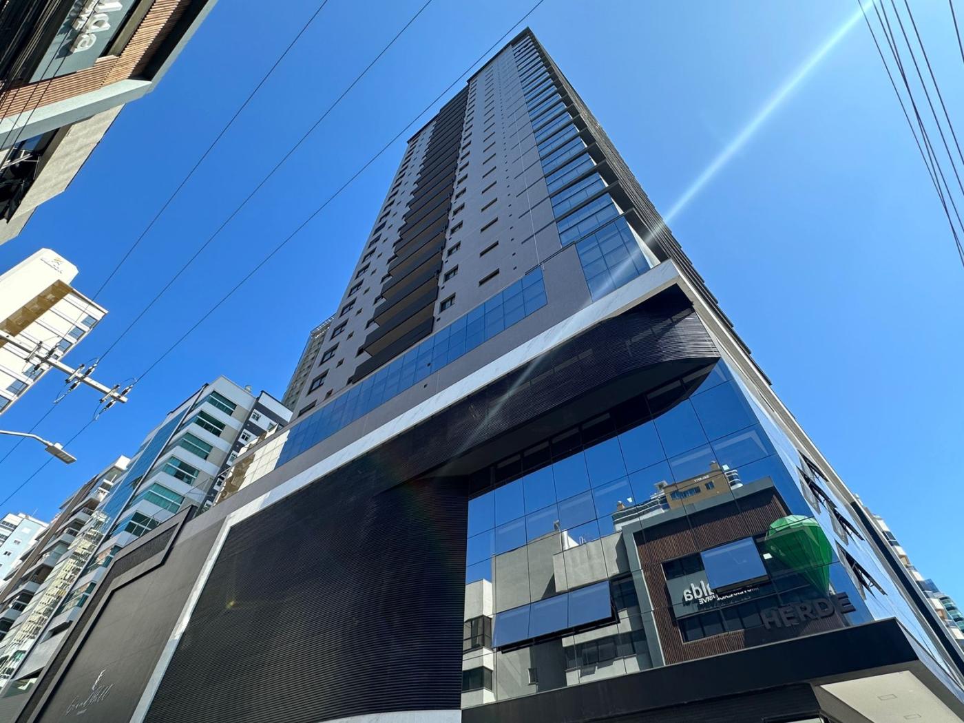  - Apartamento para Venda em Itajaí, Meia Praia, 4 dormitórios, 4 suítes, 5 banheiros, 3 vagas