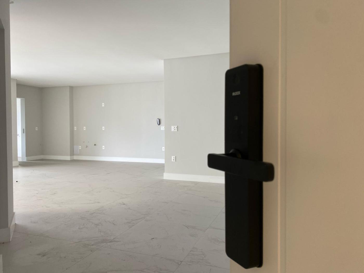  - Apartamento para Venda em Itapema, Meia Praia, 3 dormitórios, 3 suítes, 4 banheiros, 4 vagas