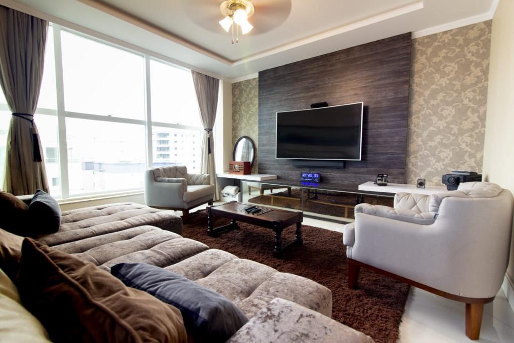  - Apartamento para Venda em Itapema, Meia Praia, 4 dormitórios, 4 suítes, 5 banheiros, 4 vagas