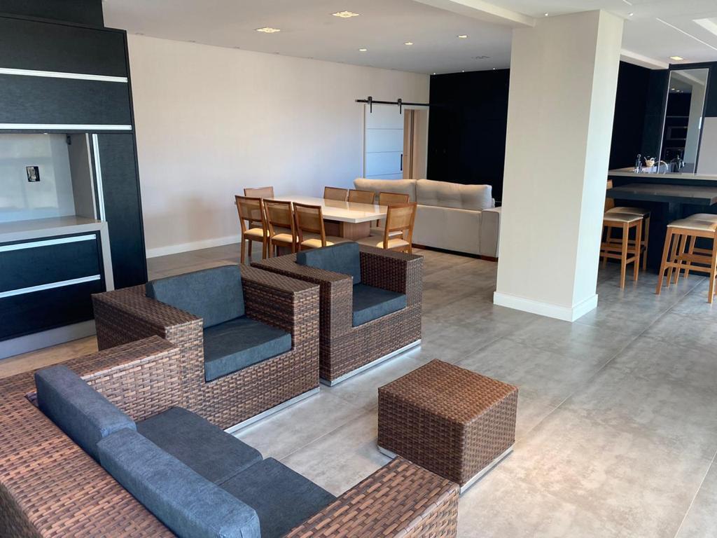  - Apartamento para Venda em Itapema, Meia Praia, 4 dormitórios, 4 suítes, 5 banheiros, 2 vagas