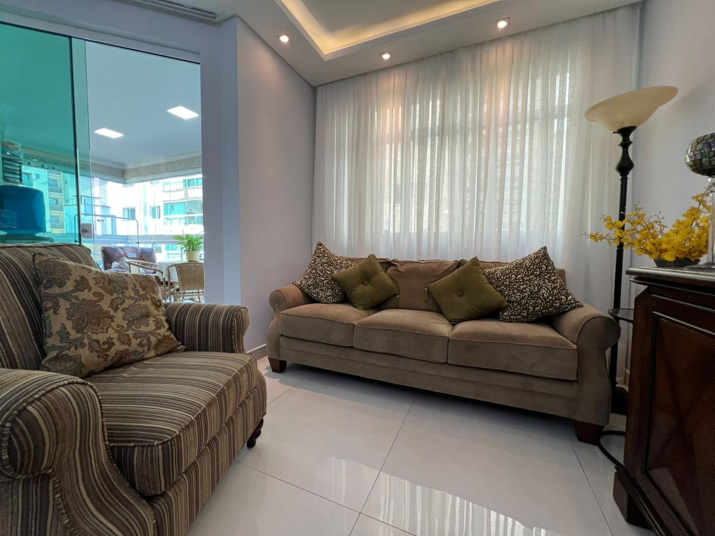  - Apartamento para Venda em Itapema, Meia Praia, 3 dormitórios, 3 suítes, 4 banheiros, 2 vagas