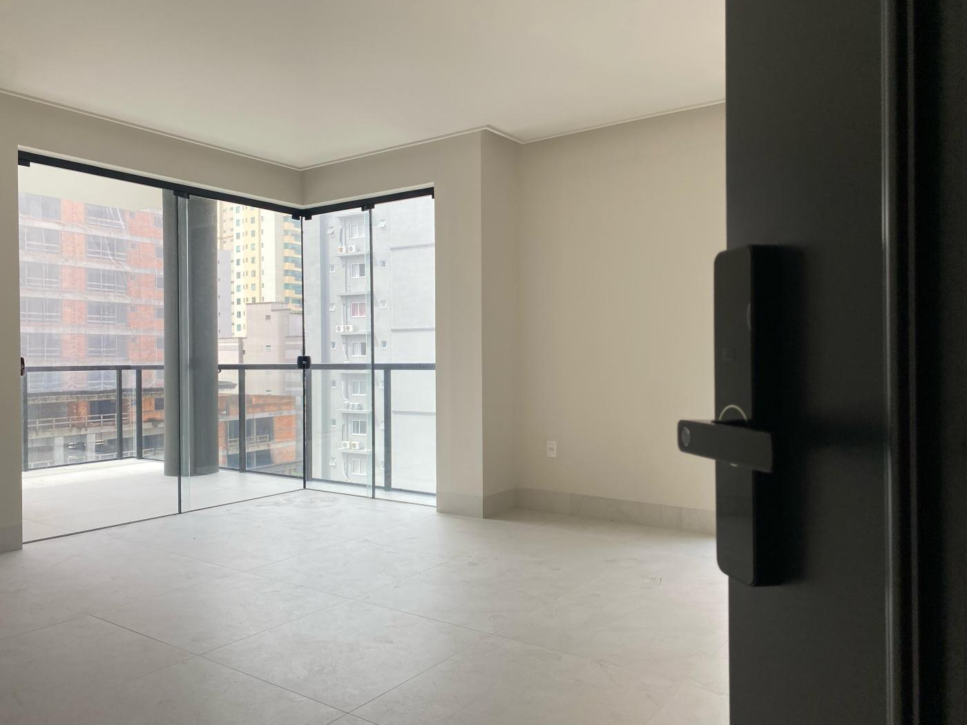  - Apartamento para Venda em Itapema, Meia Praia, 3 dormitórios, 3 suítes, 4 banheiros, 2 vagas