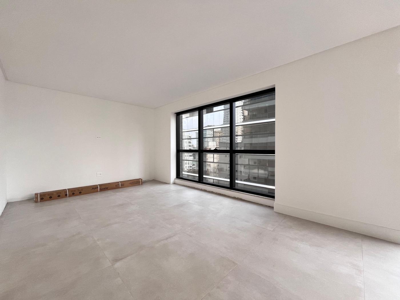  - Apartamento para Venda em Itapema, Meia Praia, 3 dormitórios, 3 suítes, 4 banheiros, 2 vagas