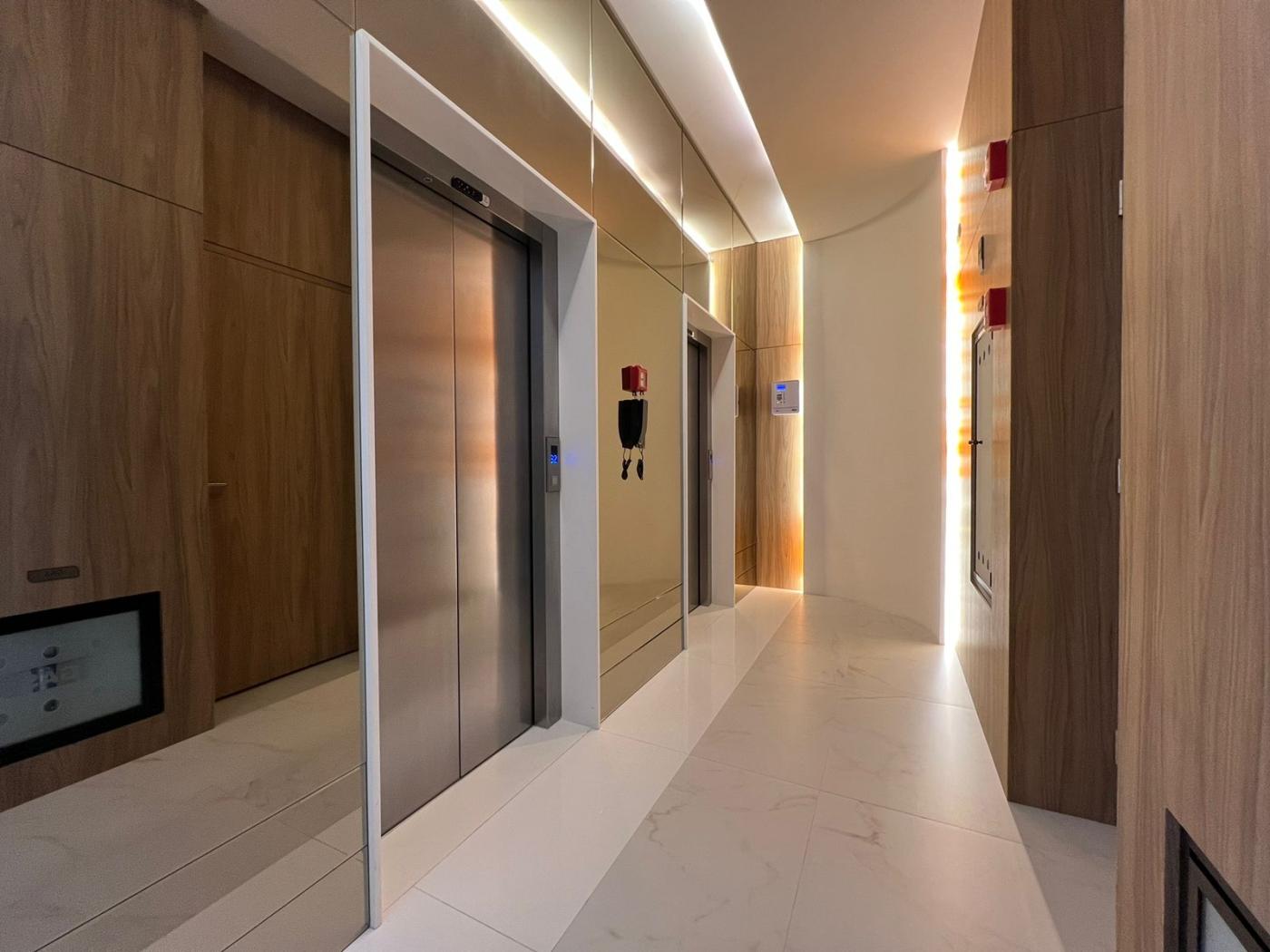  - Apartamento para Venda em Itapema, Meia Praia, 4 dormitórios, 4 suítes, 5 banheiros, 3 vagas