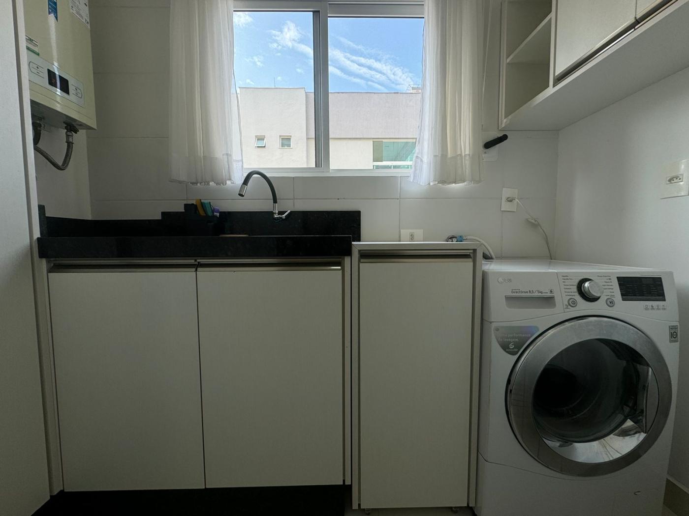  - Apartamento para Venda em Itapema, Meia Praia, 3 dormitórios, 3 suítes, 4 banheiros, 2 vagas