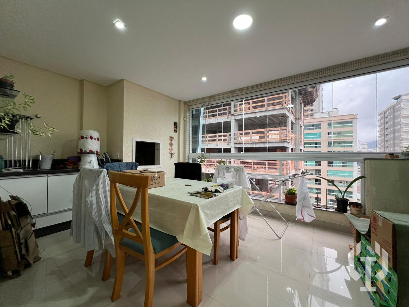  - Apartamento para Venda em Itapema, Meia Praia, 3 dormitórios, 2 suítes, 2 banheiros, 2 vagas