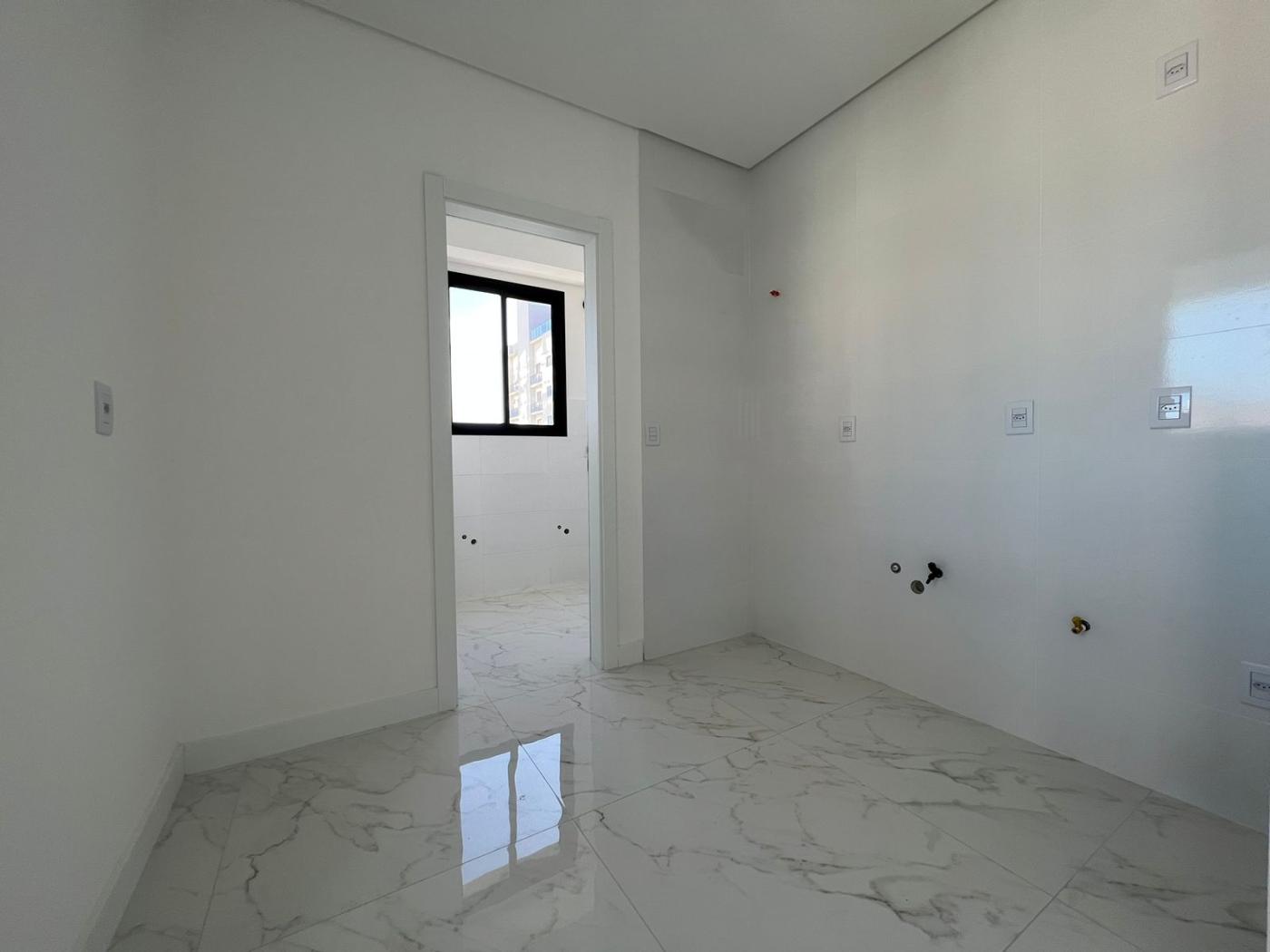  - Apartamento para Venda em Itapema, Meia Praia, 3 dormitórios, 3 suítes, 4 banheiros, 2 vagas