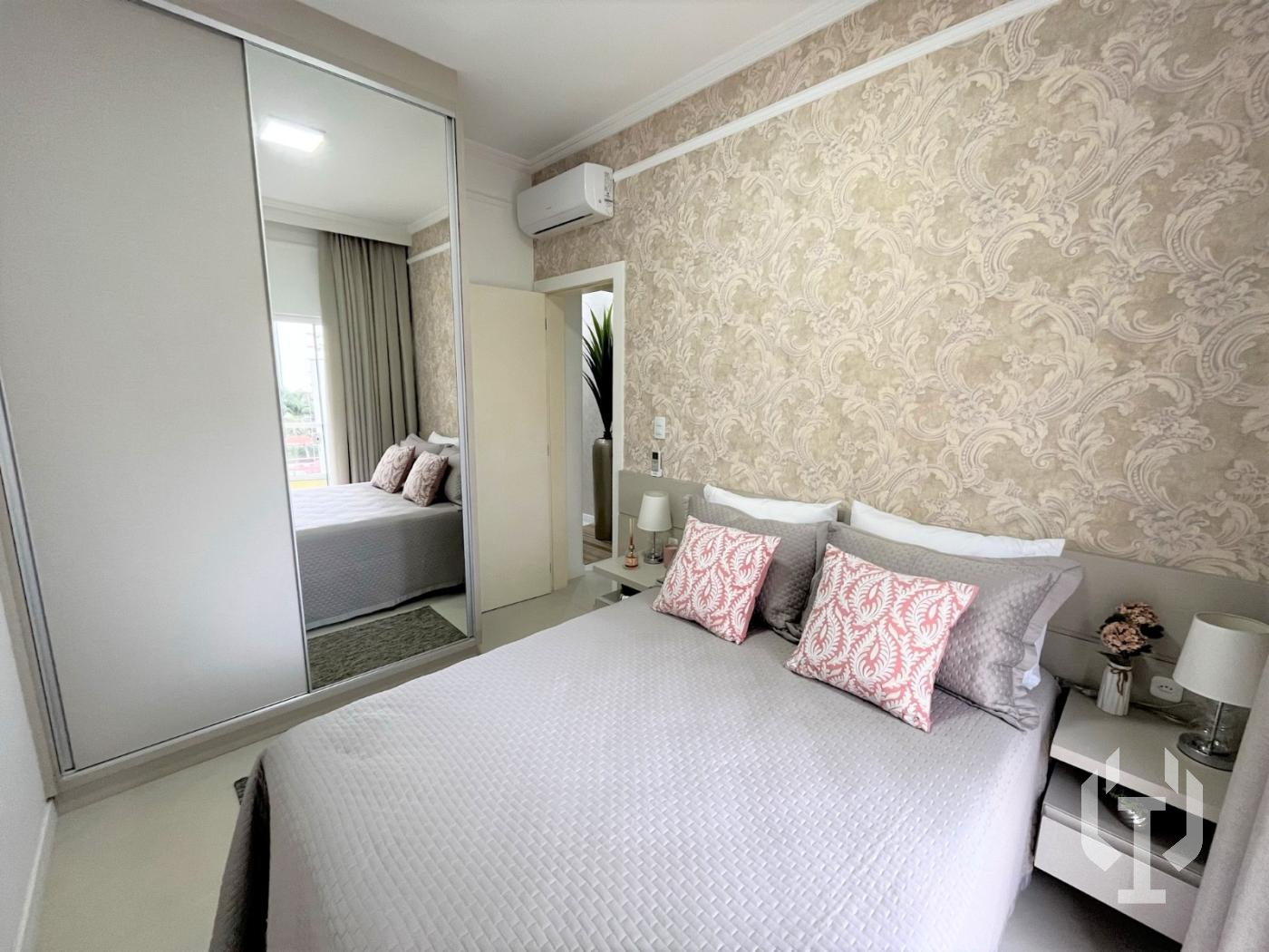  - Apartamento para Venda em Itapema, Meia Praia, 4 dormitórios, 2 suítes, 3 banheiros, 2 vagas