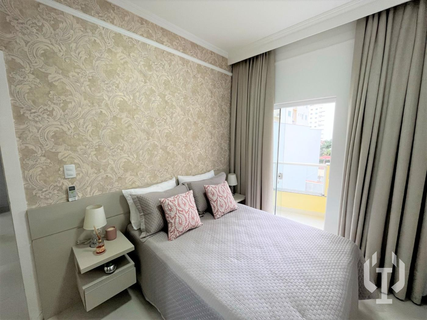  - Apartamento para Venda em Itapema, Meia Praia, 4 dormitórios, 2 suítes, 3 banheiros, 2 vagas