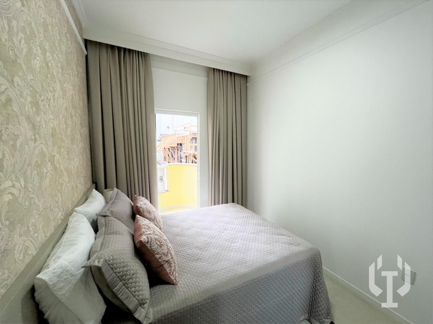  - Apartamento para Venda em Itapema, Meia Praia, 4 dormitórios, 2 suítes, 3 banheiros, 2 vagas