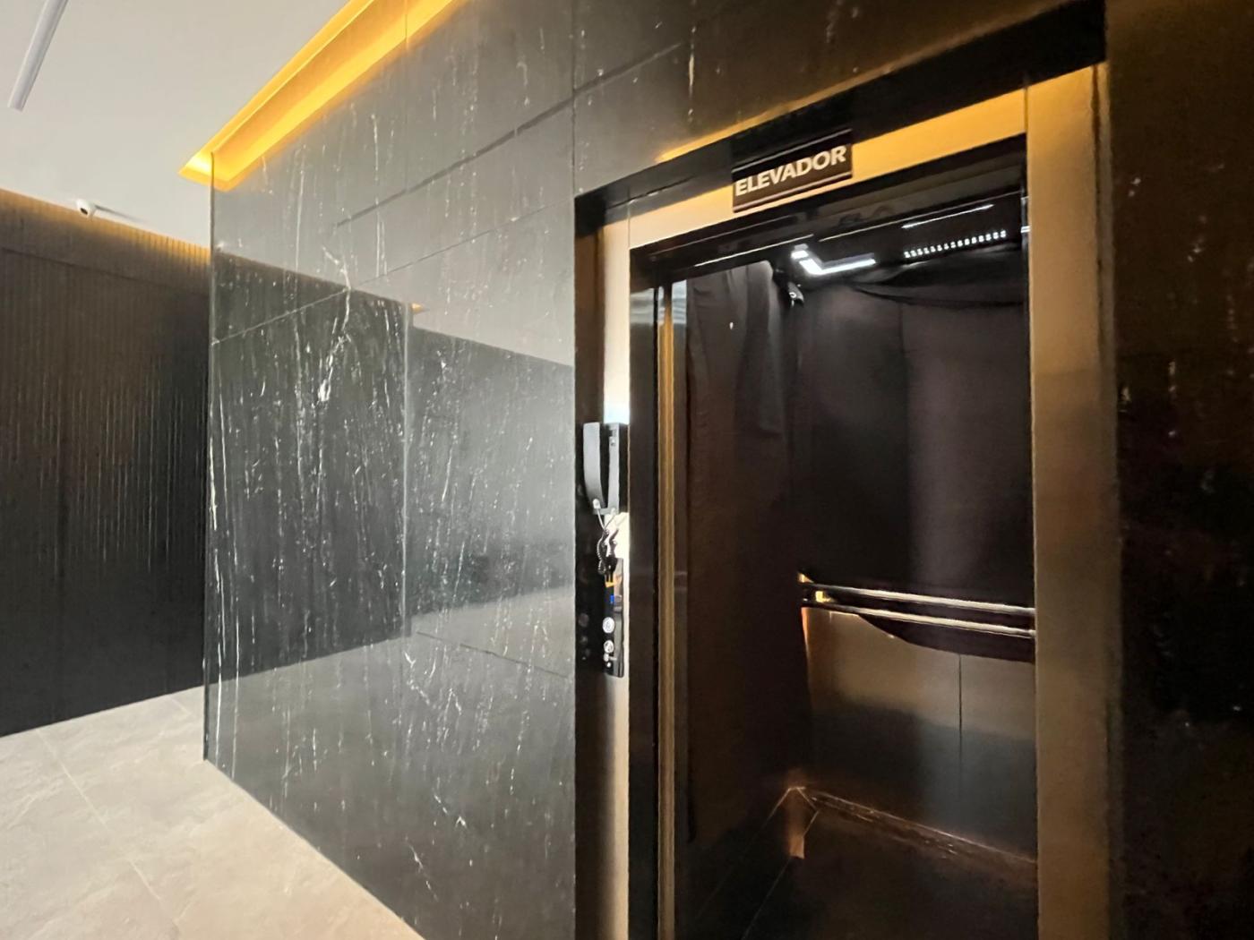  - Apartamento para Venda em Itapema, Meia Praia, 2 dormitórios, 2 suítes, 3 banheiros, 1 vaga