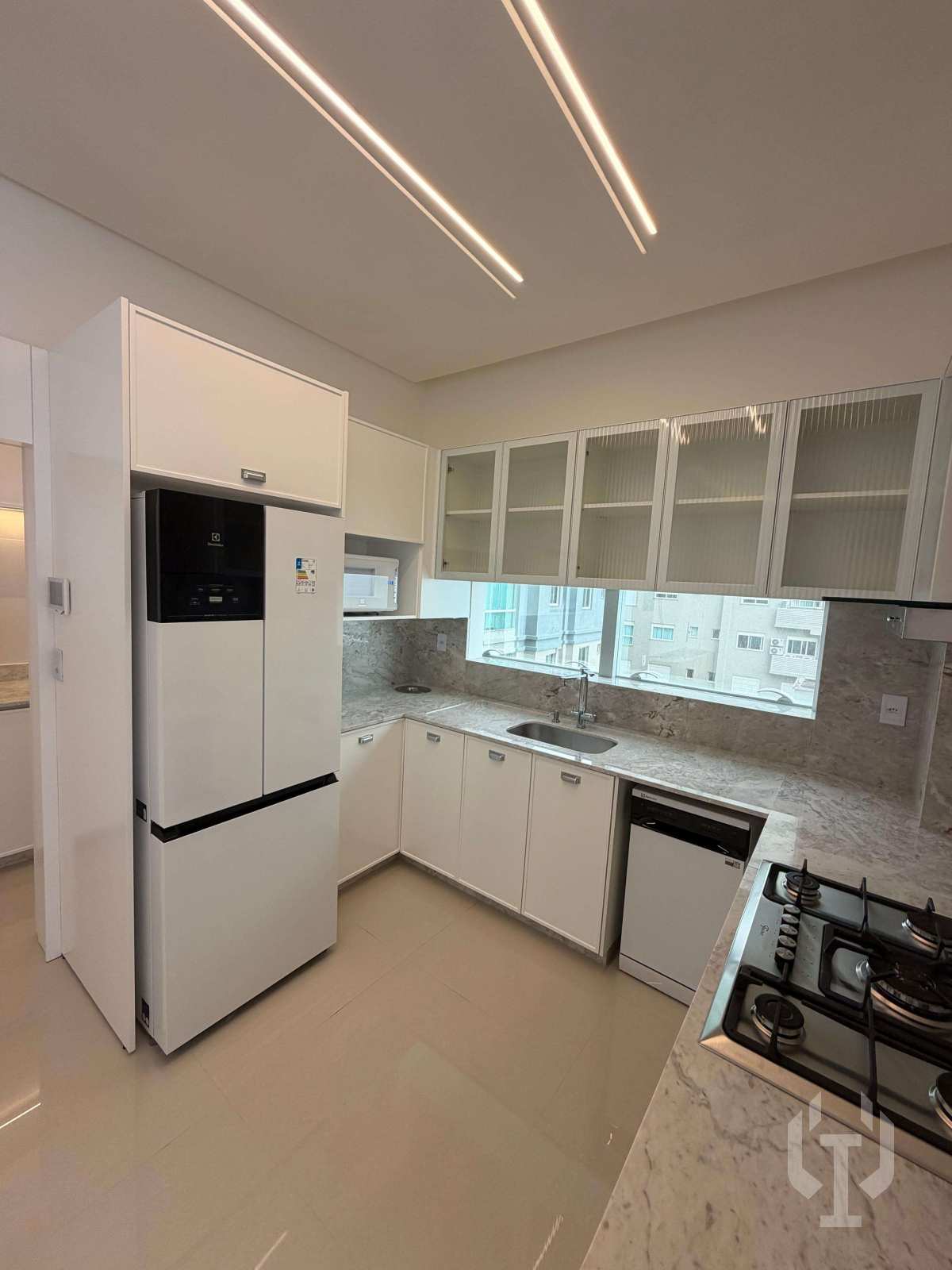  - Apartamento para alugar em Itapema, Meia praia, com 4 quartos, 180m²
