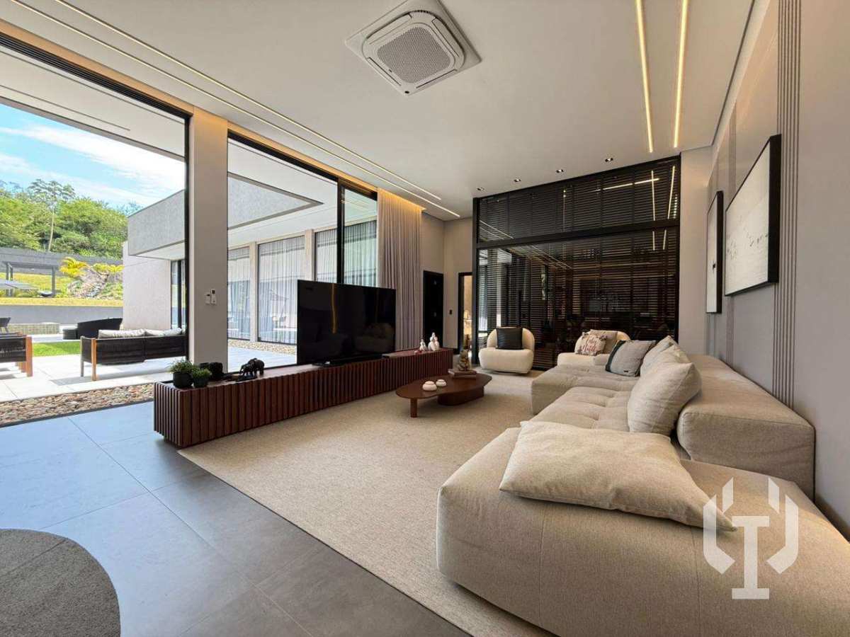  - Casa de condomínio à venda, no Chácara Flora em Itapema, Casa branca, com 5 quartos, 563m²